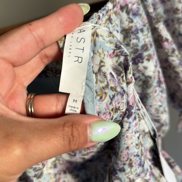 ASTR the label blouse with flowers. - Picture 3 of 3